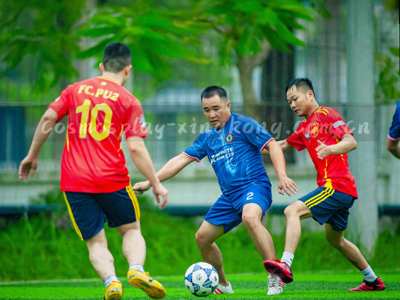 多色几何图形组成的人群剪影，象征协作